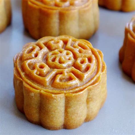 Mooncakes, a Classic Recipe (广式月饼) .